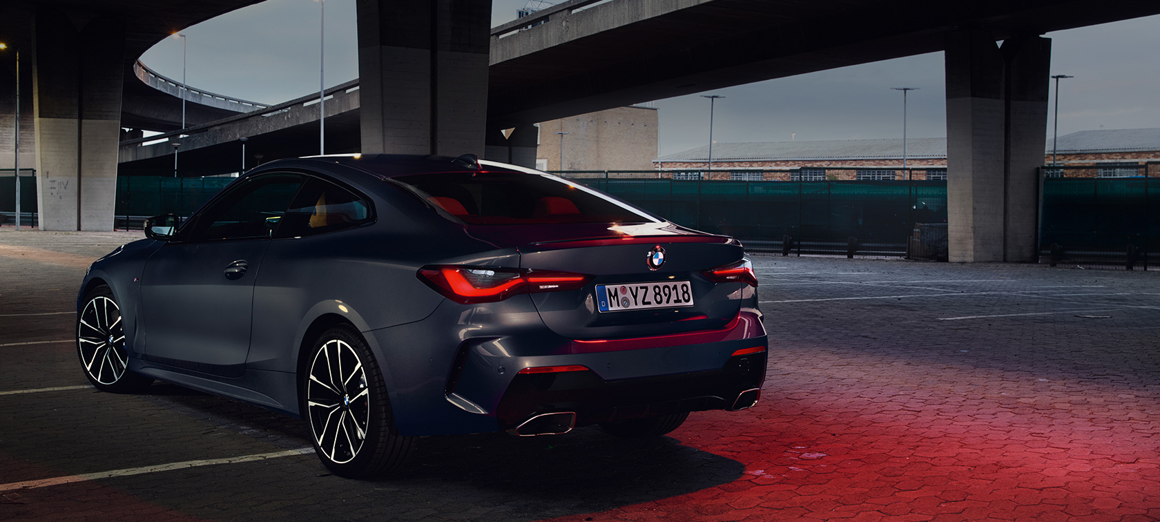 BMW M440i xDrive Coupé G22 2020, kolm neljandikku tagantvaade BMW M440i xDrive Coupé Dravite Grey metallik G22 2020, kolm neljandikku tagantvaade