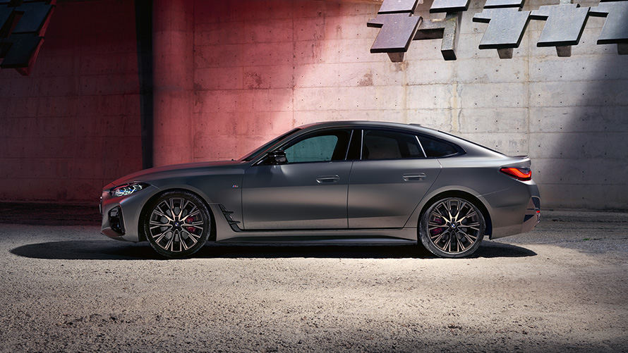BMW M440i xDrive Gran Coupé G26 2021, külgvaade BMW M440i xDrive Gran Coupé G26 2021 Frozen Pure Grey metallik, külgvaade, seina ees