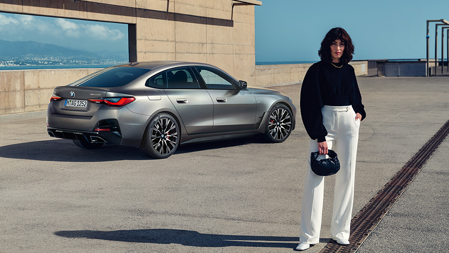 BMW M440i xDrive Gran Coupé G26 2021, kolm neljandikku tagantvaade, modelliga BMW M440i xDrive Gran Coupé G26 2021, Frozen Pure Grey metallik, kolm neljandikku tagantvaade, modelliga