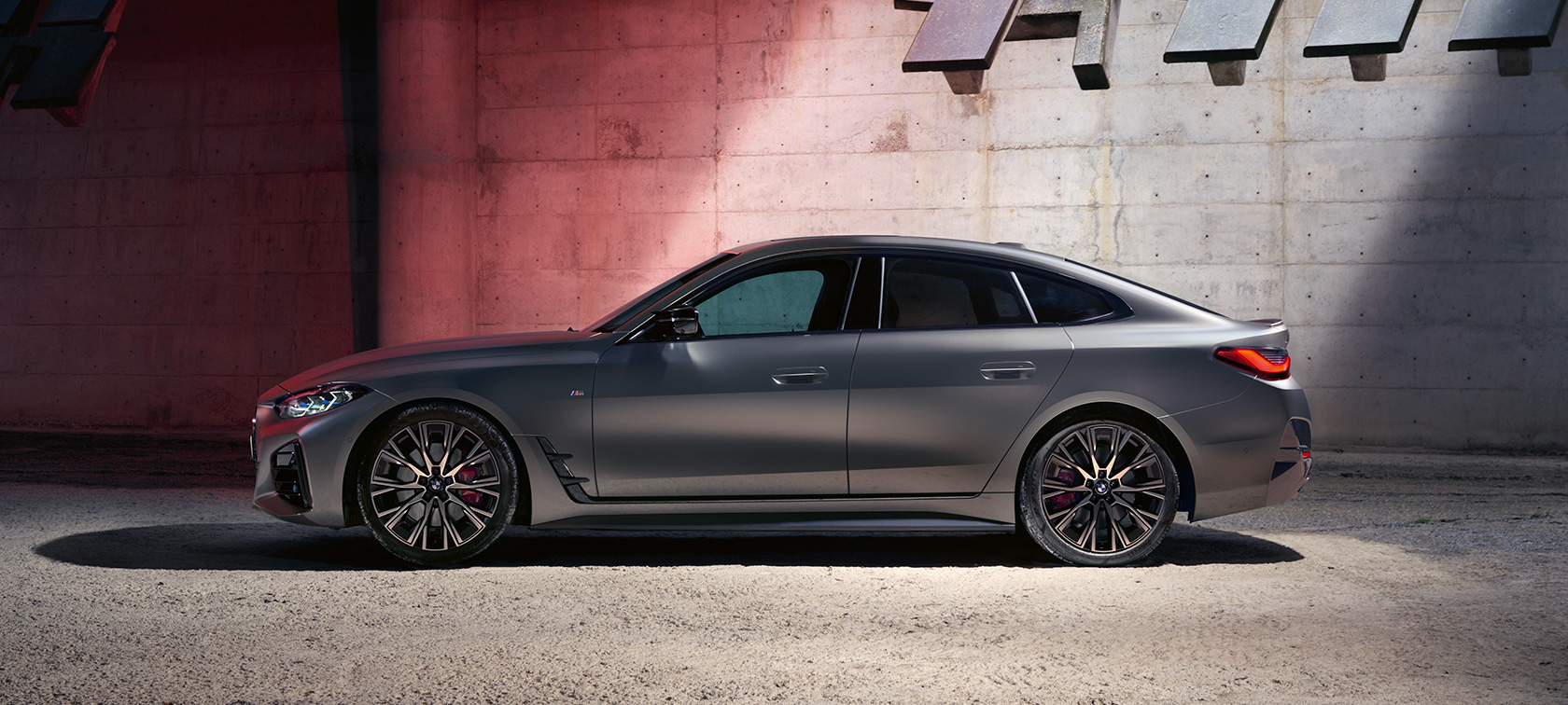 BMW M440i xDrive Gran Coupé G26 2021, külgvaade BMW M440i xDrive Gran Coupé G26 2021, BMW Individual Frozen Pure Grey metallik, külgvaade, seismas
