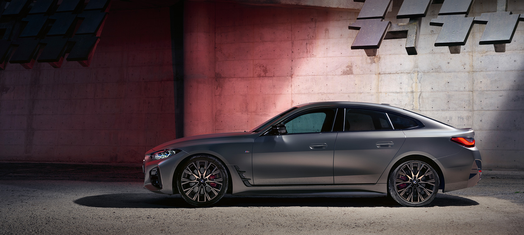 BMW M440i xDrive Gran Coupé G26 2021, külgvaade, seina ees BMW M440i xDrive Gran Coupé G26 2021, BMW Individual Frozen Pure Grey metallik, külgvaade, seina ees