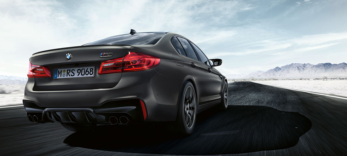 Summutitorud. BMW M5 35 aasta paketi kolm neljandikku tagantvaade, sõidu ajal.