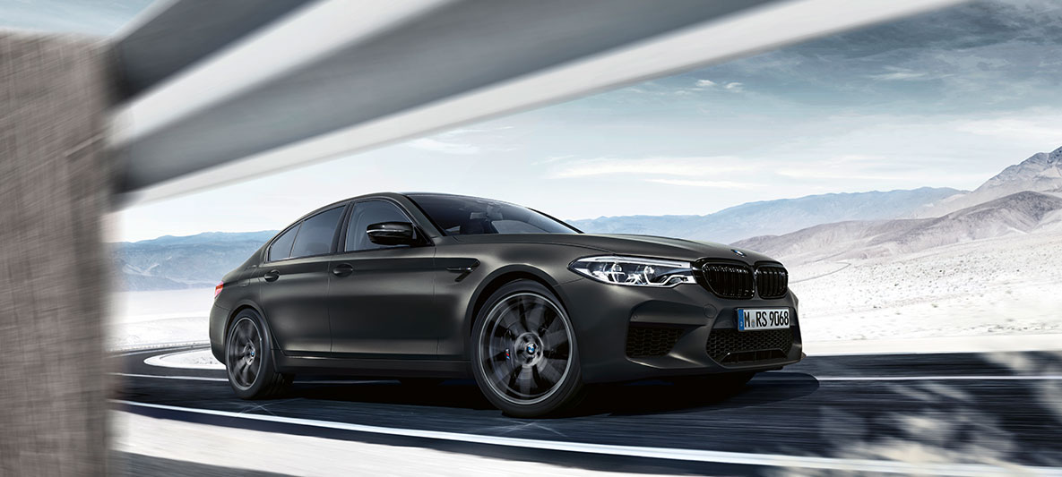 Õhuavad. BMW M5 35 aasta paketi külgvaade sõidu ajal.