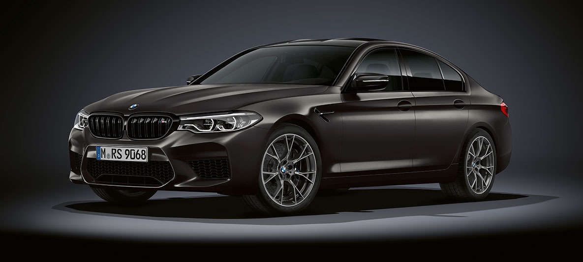 Külgmine M-i õhuava. BMW M5 35 aasta paketi kolm neljandikku külgvaade.