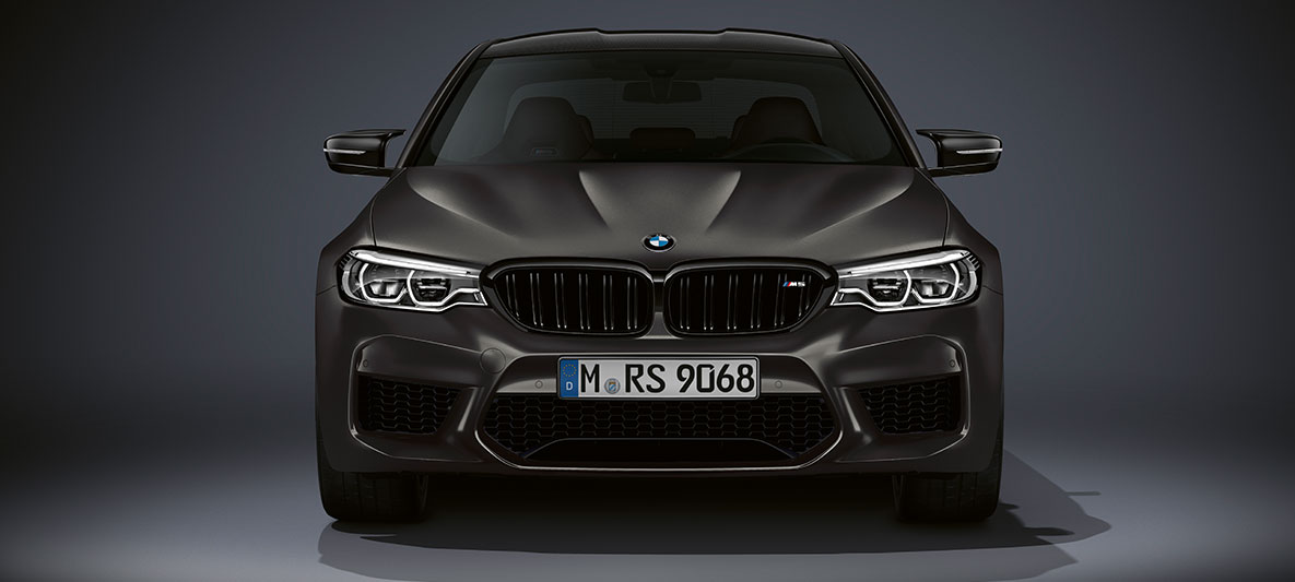 M-i neerukujuline iluvõre. BMW M5 35 aasta paketi esivaade.