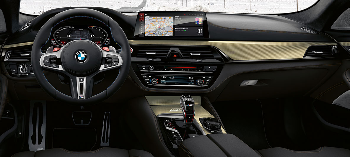 BMW M5 35 Years Edition, nahkkattega M-rooliga juhikoht. Juhikoht.