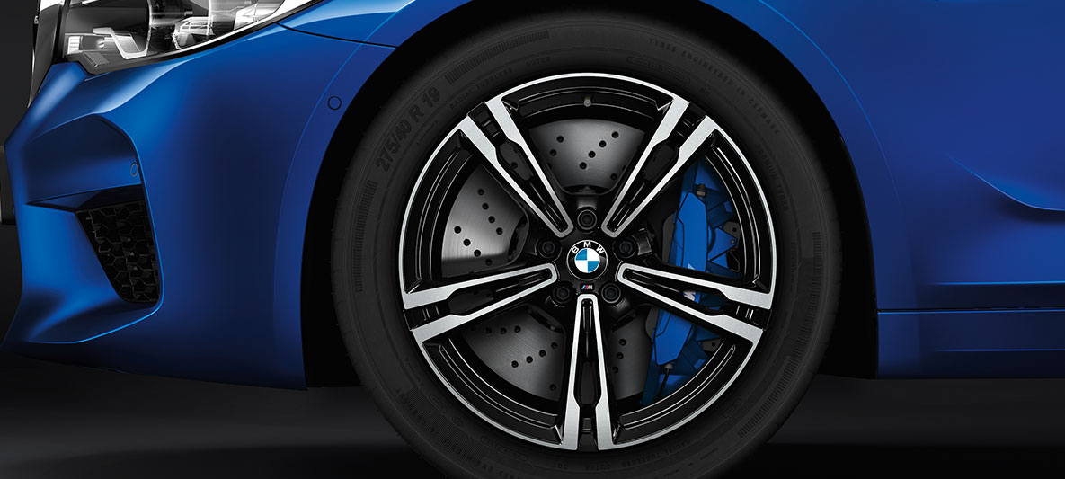 M5 kergmetallveljed ja süsinikkeraamilised M-pidurid. BMW M5 detailvaade, kergmetallveljed ja süsinikkeraamilised M-pidurid.