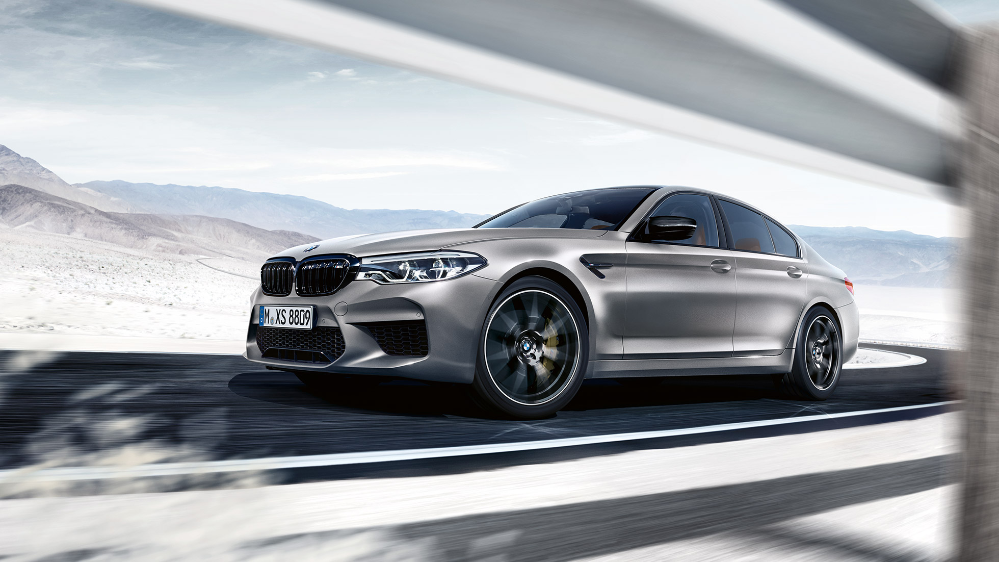 M xDrive. BMW M5 Competition, kolm neljandikku eestvaade sõidu ajal.