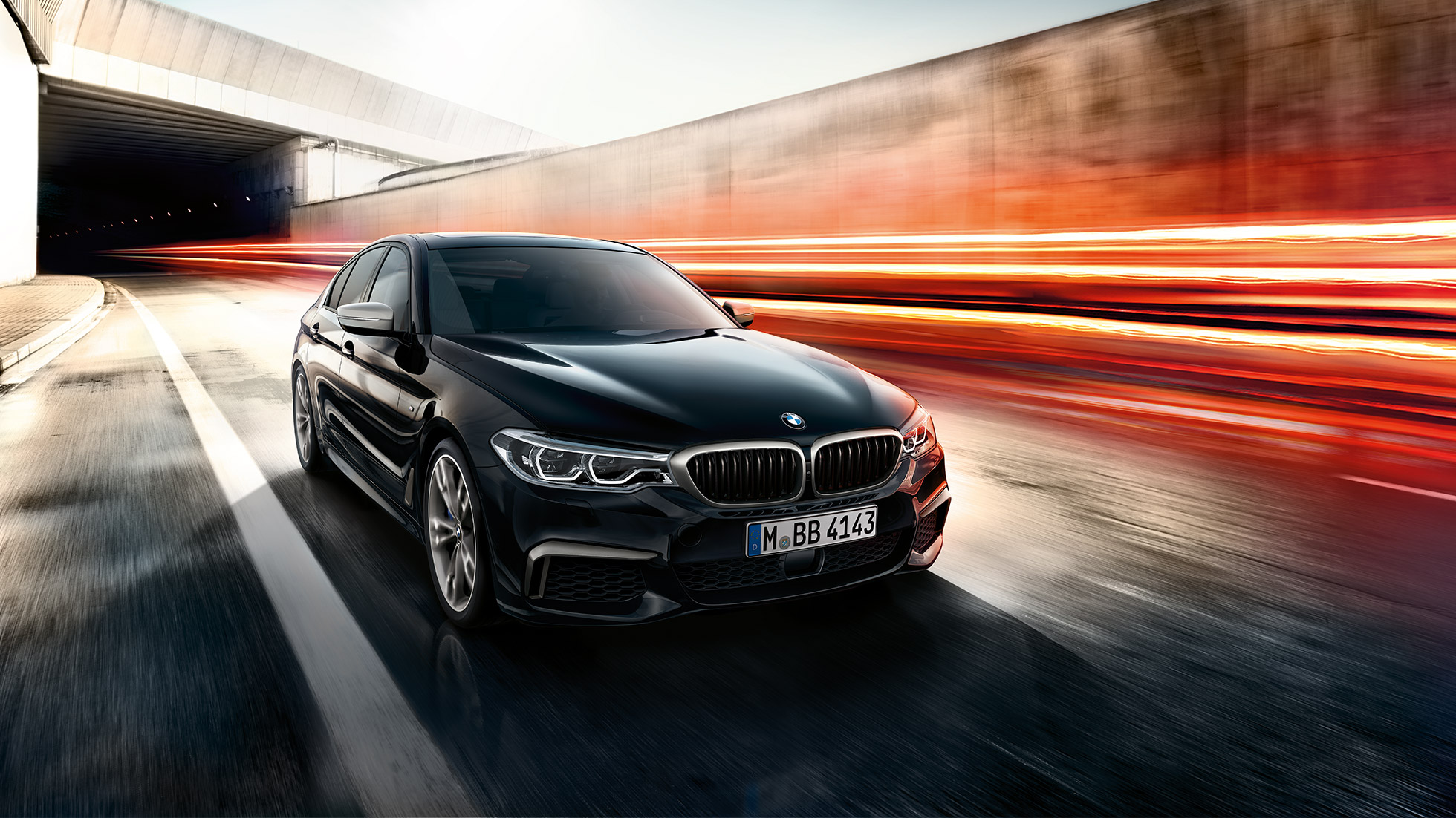 BMW M550i ja BMW M550d. BMW M550i ja BMW M550d kolm neljandikku eestvaade sõidu ajal.