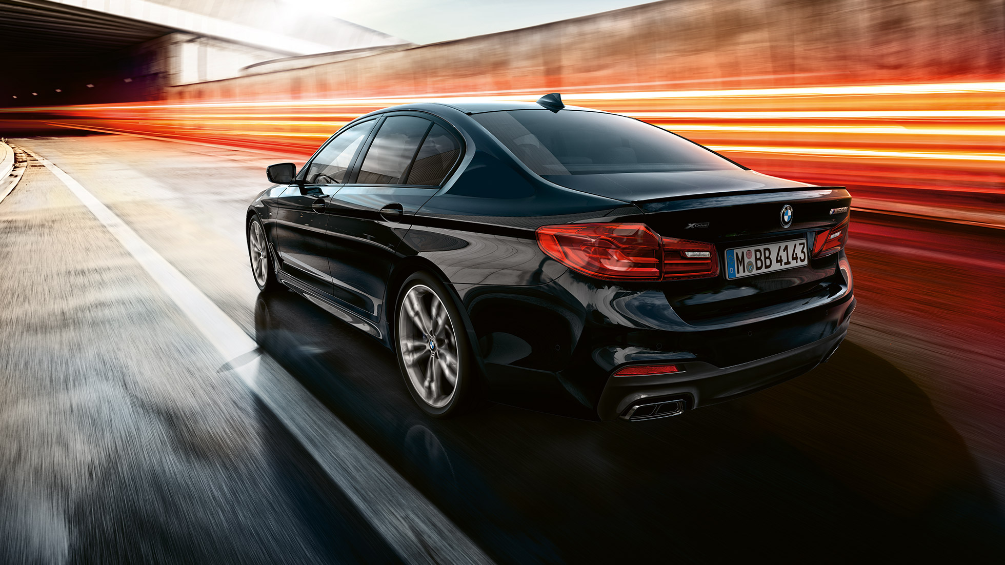 Sõidudünaamika. BMW M550i ja BMW M550d kolm neljandikku tagantvaade sõidu ajal.