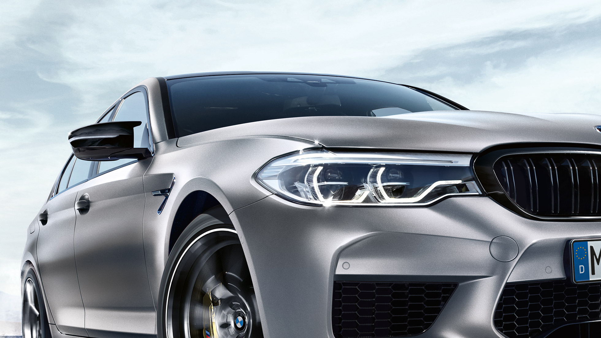 LED-esituled. BMW M5 kolm neljandikku eestvaade koos LED-esituledega.