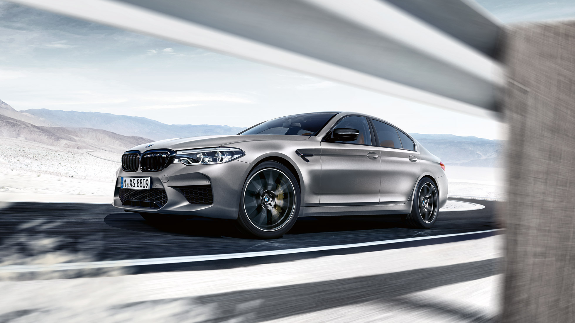 Kergmetallveljed. BMW M5 Competitioni disain külgvaates.