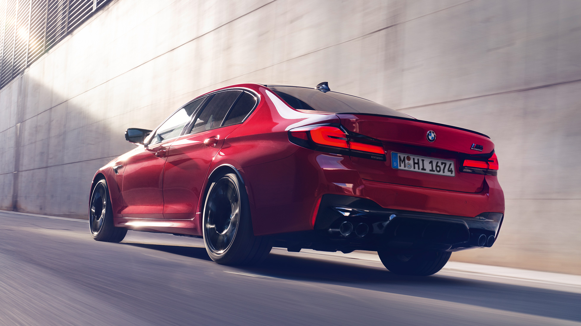 BMW M5 Competition F90 LCI Facelift 2020, kolm neljandikku tagantvaade BMW M5 Competition F90 LCI Facelift 2020, BMW Individual Imola Red, kolm neljandikku tagantvaade sõitmise ajal