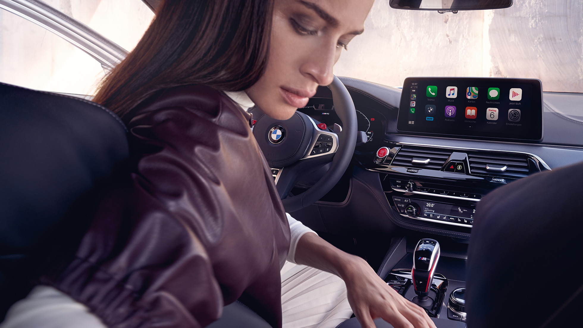 BMW M5 Competition F90 LCI Facelift 2020, juhikoht BMW M5 Competition F90 LCI Facelift 2020, salong, juhikoht, naine juhiistmel