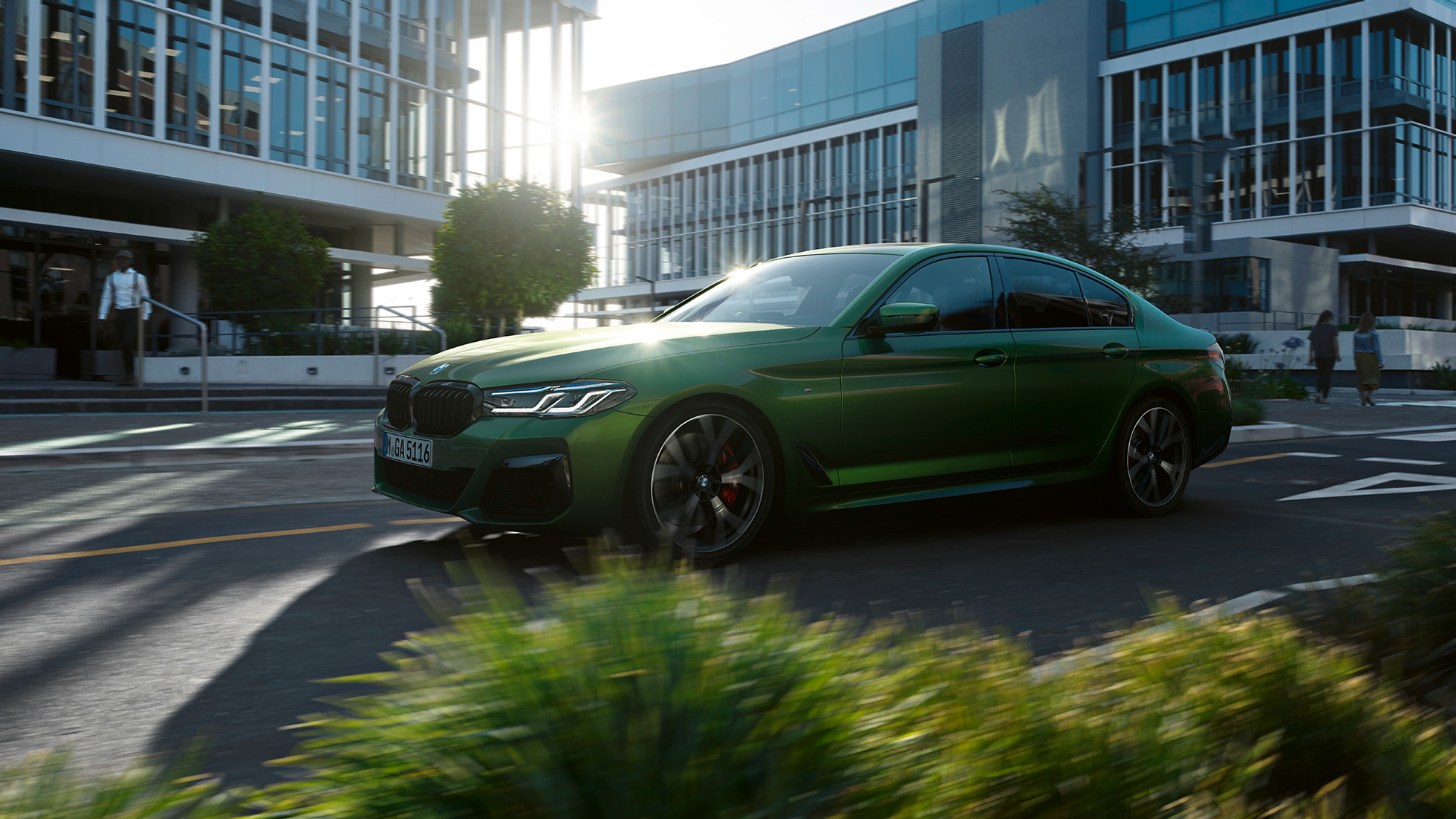 BMW M550i xDrive Sedan G30 LCI Facelift 2020, külgvaade, sõitmas BMW M550i xDrive Sedan G30 LCI Facelift 2020, BMW Individual Verde Ermes metallik, külgvaade, kesklinnas sõitmas