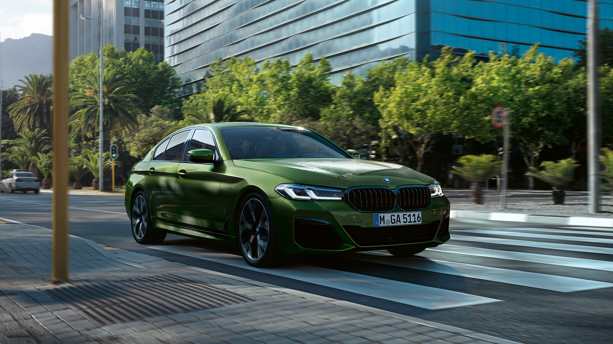 BMW M550i xDrive Sedan G30 LCI Facelift 2020, kolm neljandikku eestvaade, sõitmas BMW M550i xDrive Sedan G30 LCI Facelift 2020, BMW Individual Verde Ermes metallik, kolm neljandikku eestvaade, kesklinnas sõitmas