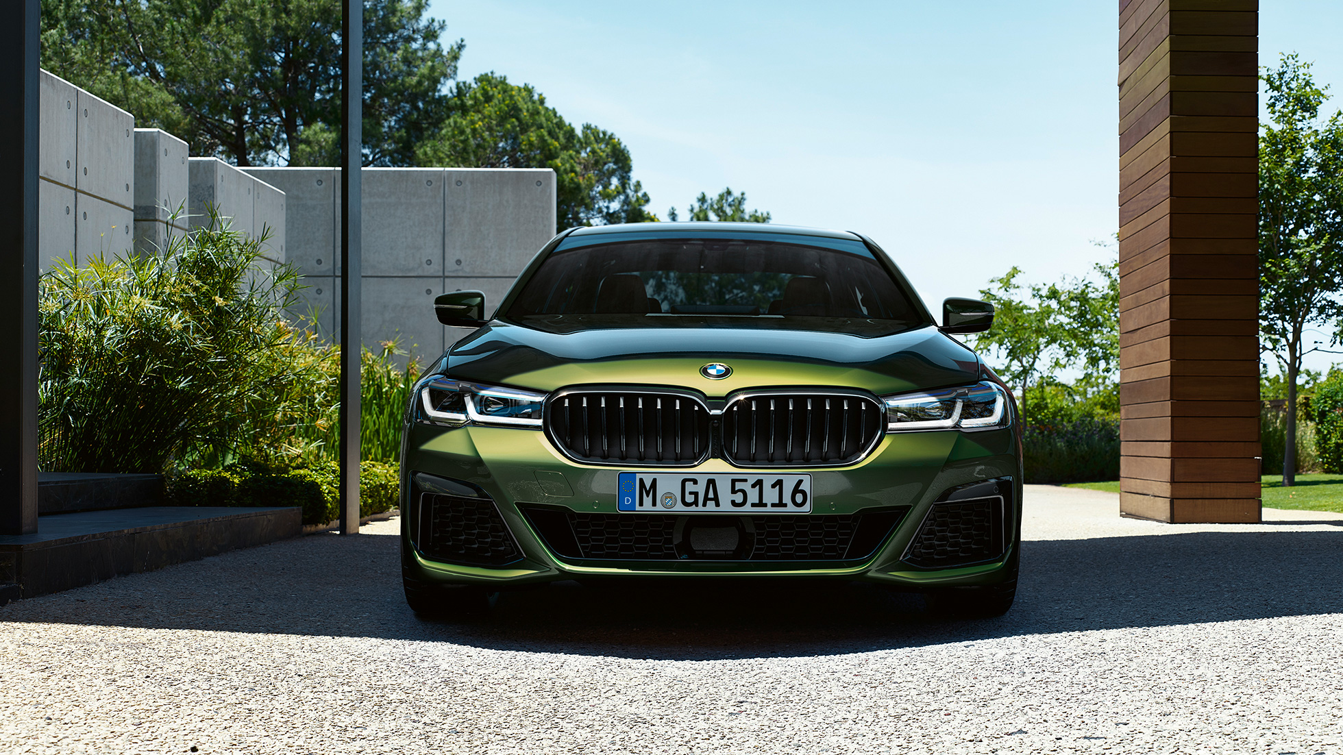 Esiosa ja uus neerukujuline iluvõre, BMW M550i xDrive Sedan G30 LCI Facelift 2020 Esiosa koos uue neerukujulise iluvõrega, BMW M550i xDrive Sedan G30 LCI Facelift 2020, BMW Individual Verde Ermes metallik, eestvaade