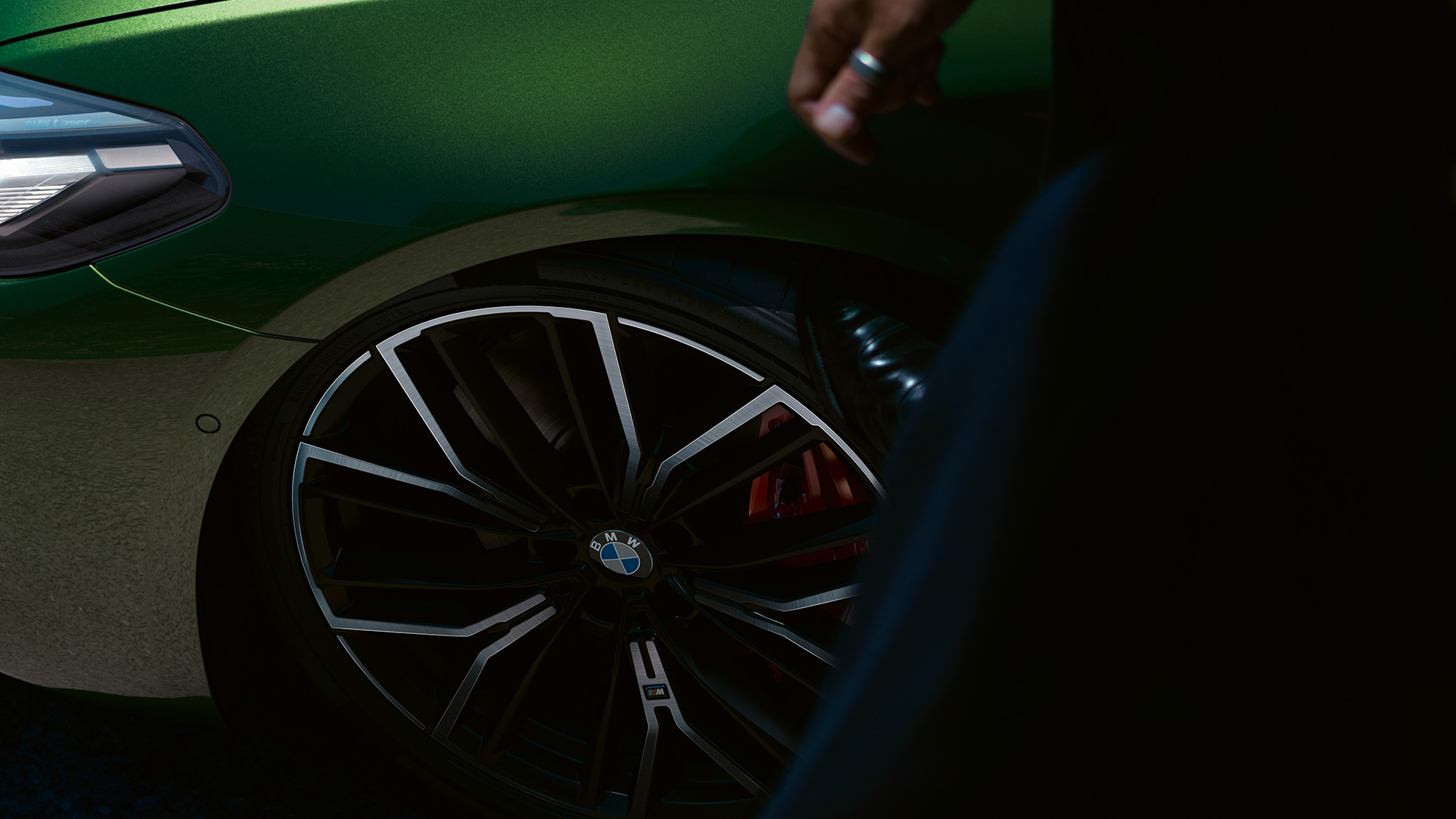 20-tolline M-kergmetallvelg koos punase M Sport piduriga, BMW M550i xDrive Sedan G30 LCI Facelift 2020 20-tolline M-kergmetallvelg koos punase M Sport piduriga, BMW M550i xDrive Sedan G30 LCI Facelift 2020