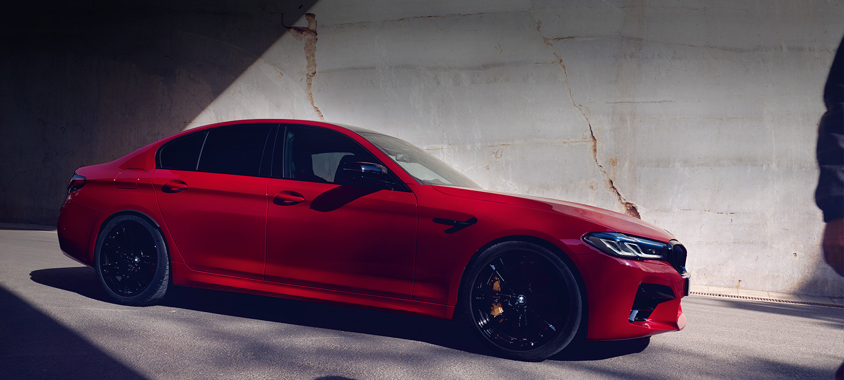 BMW M5 Competition F90 LCI Facelift 2020, kolm neljandikku eestvaade BMW M5 Competition F90 LCI Facelift 2020, BMW Individual Imola Red, kolm neljandikku eestvaade