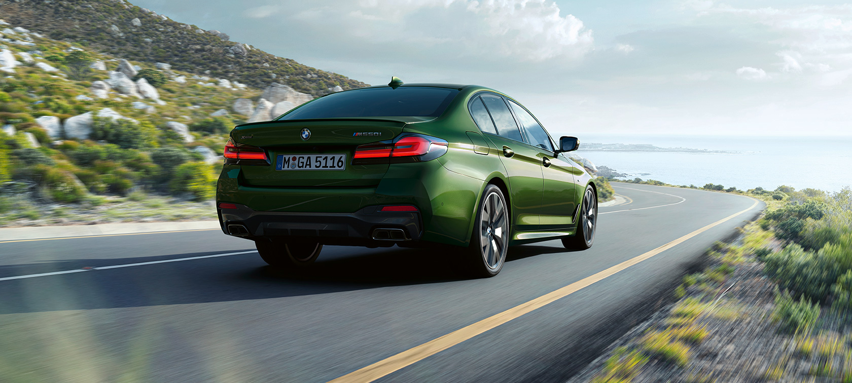 BMW M550i xDrive Sedan G30 LCI Facelift 2020, kolm neljandikku tagantvaade, sõitmas BMW M550i xDrive Sedan G30 LCI Facelift 2020, BMW Individual Verde Ermes metallik, kolm neljandikku tagantvaade, sõitmas