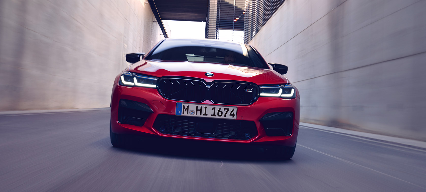 BMW M5 Competition F90 LCI Facelift 2020, eestvaade BMW M5 Competition F90 LCI Facelift 2020, BMW Individual Imola Red, eestvaade sõitmise ajal