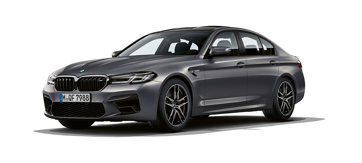 BMW M5 F90 LCI Facelift 2020, kolm neljandikku eestvaade BMW M5 F90 LCI Facelift 2020, Brands Hatch Grey metallik, kolm neljandikku eestvaade