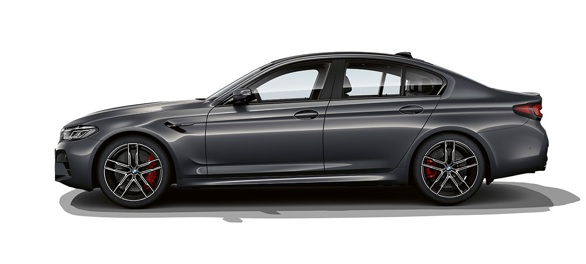 BMW M5 F90 LCI Facelift 2020, külgvaade BMW M5 F90 LCI Facelift 2020, Brands Hatch Grey metallik, kolm neljandikku külgvaade