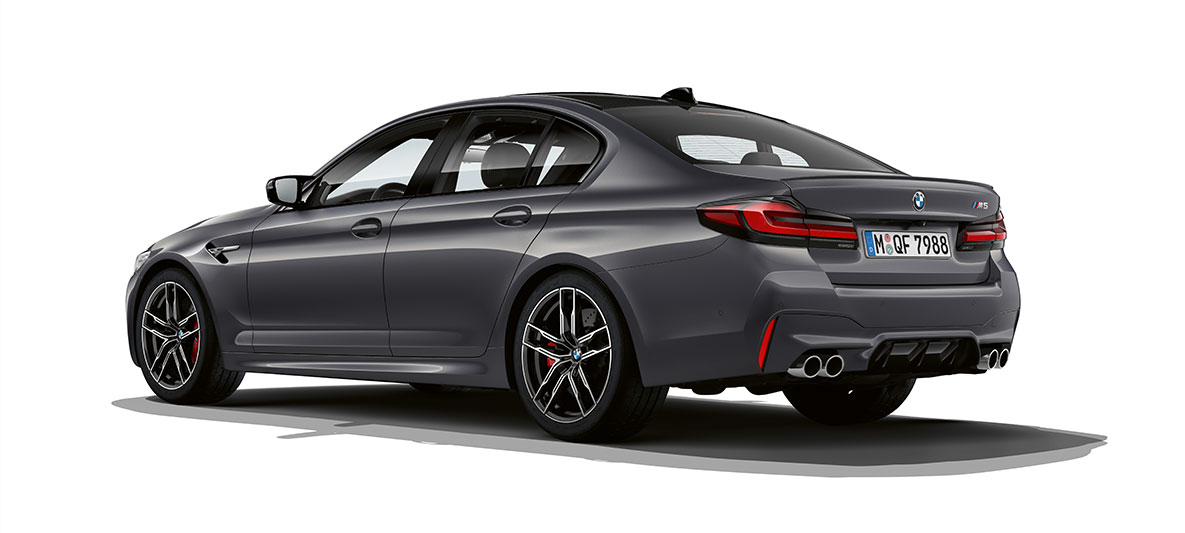 BMW M5 F90 LCI Facelift 2020, kolm neljandikku tagantvaade BMW M5 F90 LCI Facelift 2020, Brands Hatch Grey metallik, kolm neljandikku tagantvaade