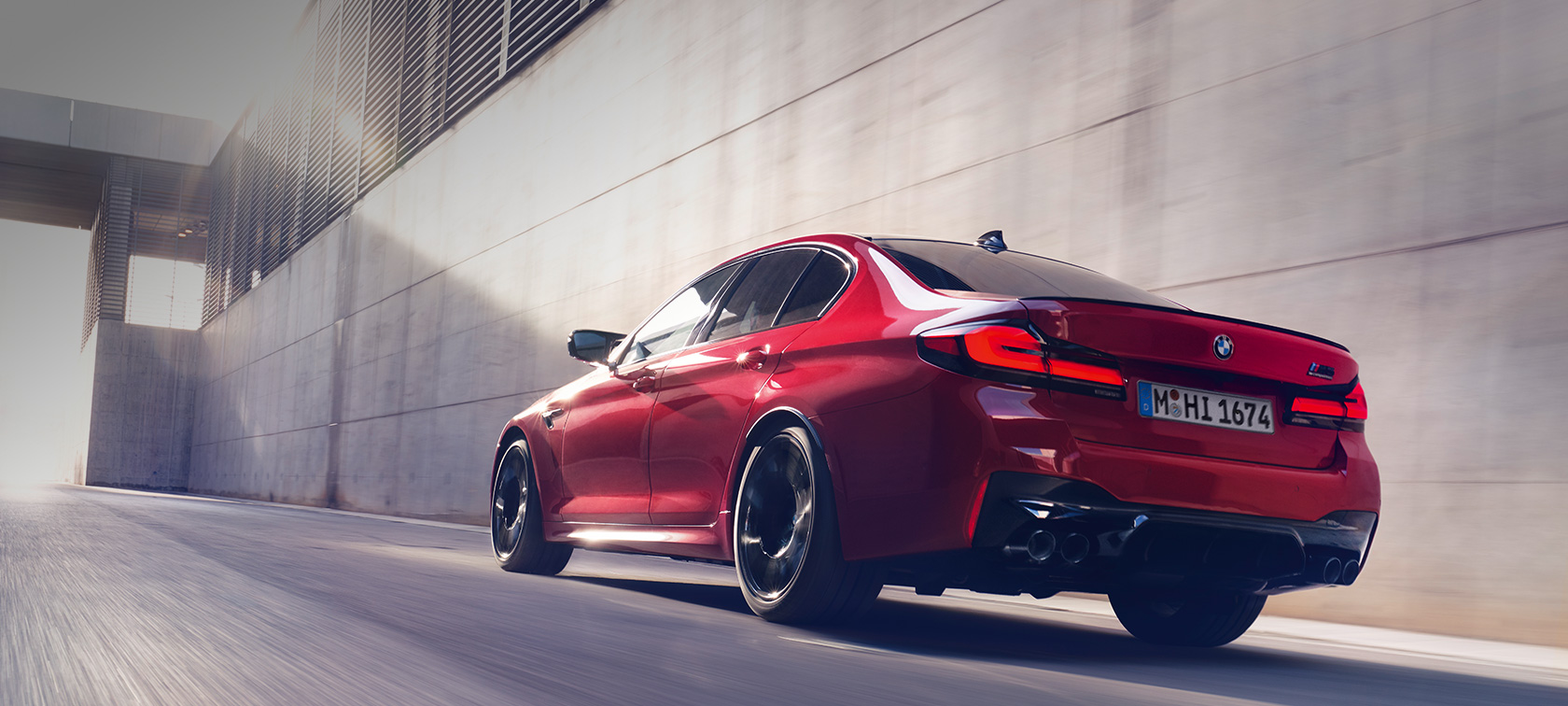 BMW M5 Competition F90 LCI Facelift 2020, kolm neljandikku tagantvaade, sõitmas BMW M5 Competition F90 LCI Facelift 2020, BMW Individual Imola Red, kolm neljandikku tagantvaade sõitmise ajal
