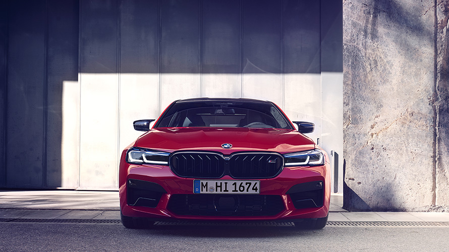 BMW M5 Competition F90 LCI Facelift 2020, BMW Individual Imola Red, eestvaade parkimise ajal
