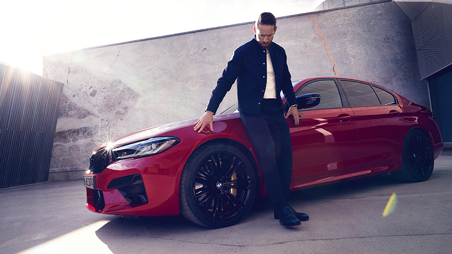BMW M5 Competition F90 LCI Facelift 2020, BMW Individual Imola Red, kolm neljandikku eestvaade koos mehega