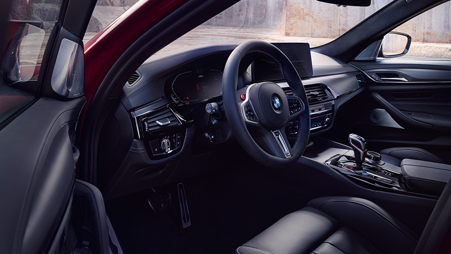 BMW M5 Competition F90 LCI Facelift 2020, juhikoht koos avatud uksega