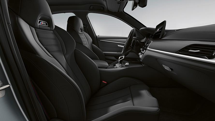 BMW M5 F90 LCI Facelift 2020, juhikoht koos avatud uksega