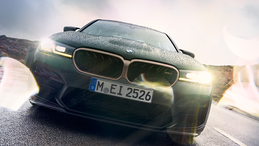 BMW M5 CS F90 2021, Frozen Deep Green metallik, põlevate esituledega eestvaade