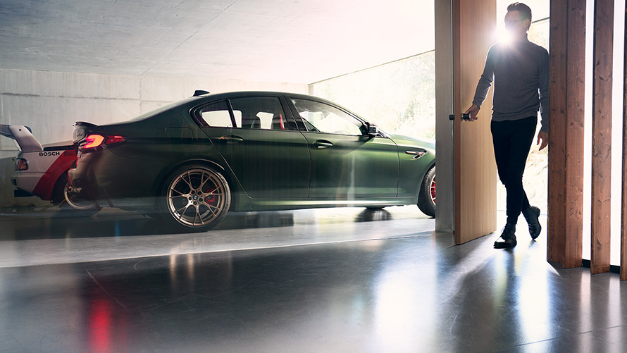BMW M5 CS F90 2021, Frozen Deep Green metallik, külgvaade garaažis