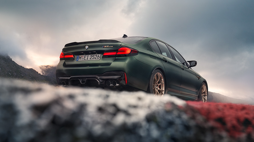BMW M5 CS F90 2021, Frozen Deep Green metallik, tagantvaade, madala nurgaga võte 