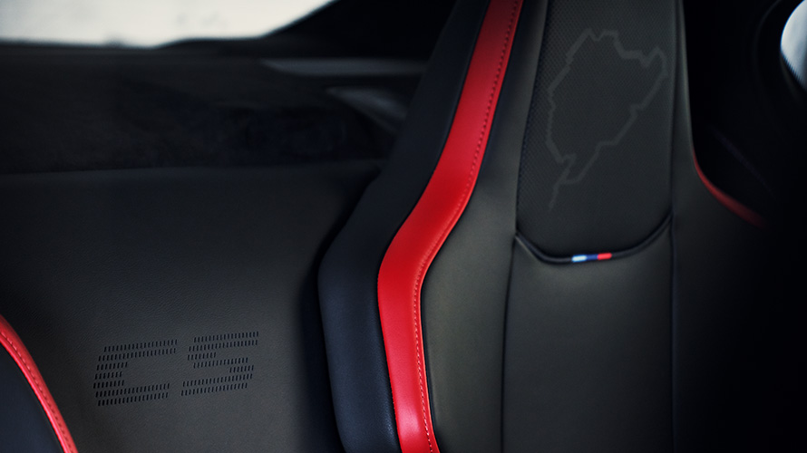 BMW M5 CS F90 2021, salong, M Carboni korviste koos valgustatud M5 logo ja Nürburgringi siluetiga