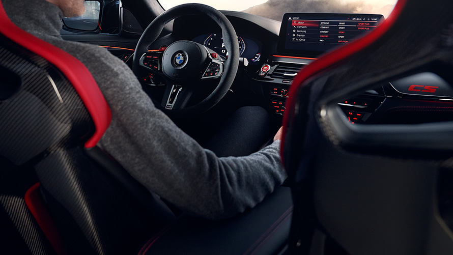 BMW M5 CS F90 2021, salong, juhikoht koos juhiga