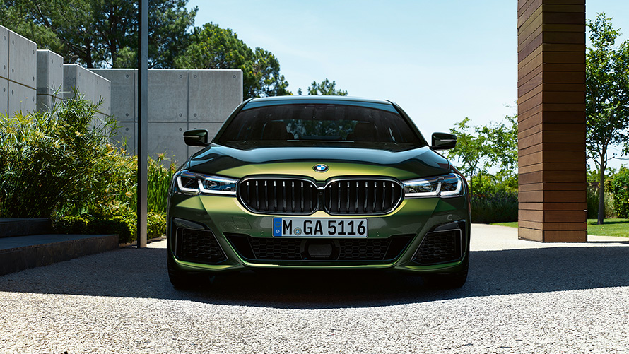 BMW M550i xDrive Sedaan G30 LCI Facelift 2020, BMW Individual Verde Ermes metallik, eestvaade