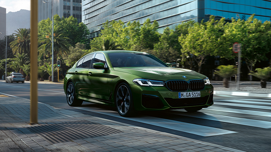 BMW M550i xDrive Sedaan G30 LCI Facelift 2020, BMW Individual Verde Ermes metallik, kolm neljandikku eestvaade, sõitmas