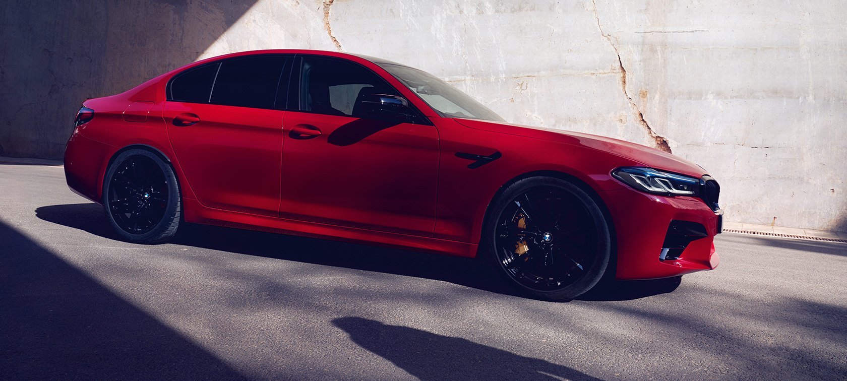 BMW M5 Competition F90 LCI Facelift 2020, külgvaade BMW M5 Competition F90 LCI Facelift 2020, BMW Individual Imola Red, külgvaade