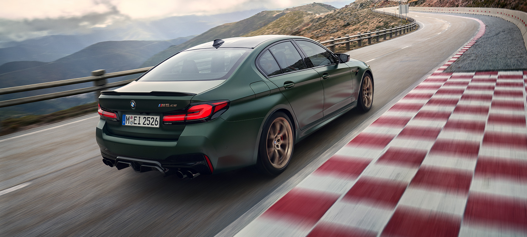 BMW M5 CS F90 2021, Frozen Deep Green metallik, kolm neljandikku tagantvaade BMW M5 CS F90 2021, Frozen Deep Green metallik, kolm neljandikku tagantvaade