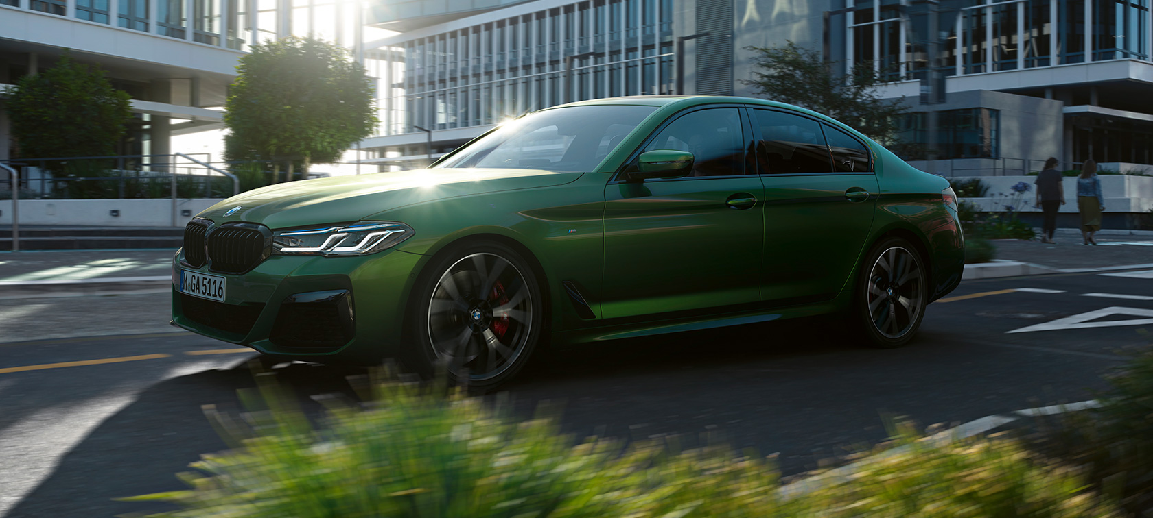 BMW M550i xDrive Sedaan G30 2020, külgvaade, sõitmas BMW M550i xDrive Sedaan G30 LCI Facelift 2020, BMW Individual Verde Ermes metallik, külgvaade, sõitmas