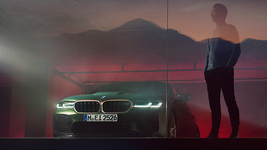 BMW M5 CS F90 2021, eestvaade koos mehega BMW M5 CS F90 2021, Frozen Deep Green metallik, eestvaade koos mehega