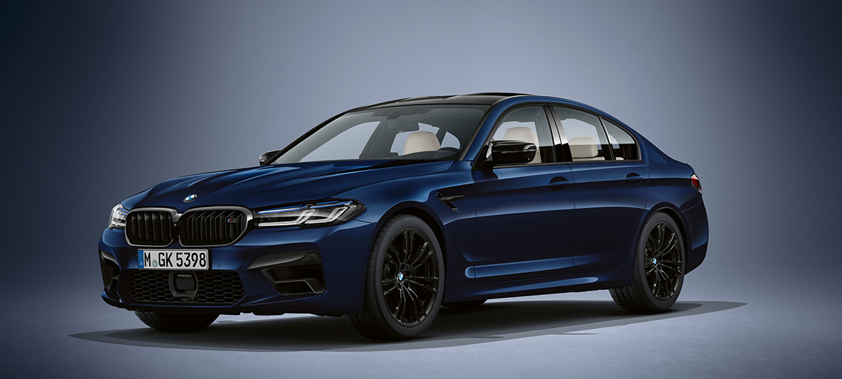 BMW Individual BMW M5 Sedaan F90 2020, Tanzanite Blue metallik BMW Individual BMW M5 Sedaan F90 LCI Facelift 2020, Tanzanite Blue metallik, kolm neljandikku eestvaade