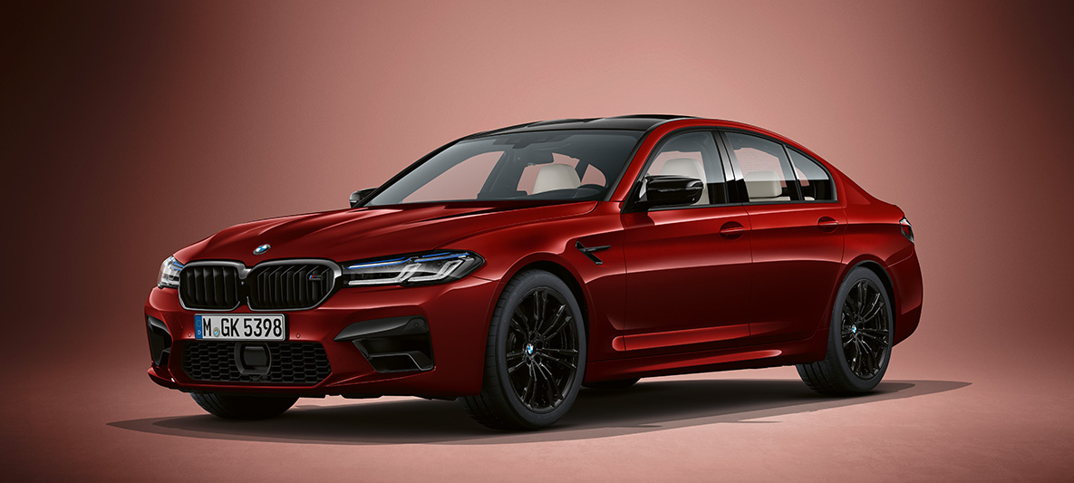 BMW Individual BMW M5 Sedaan F90 2020, Aventurine Red metallik BMW Individual BMW M5 Sedaan F90 LCI Facelift 2020, Aventurine Red metallik, kolm neljandikku eestvaade