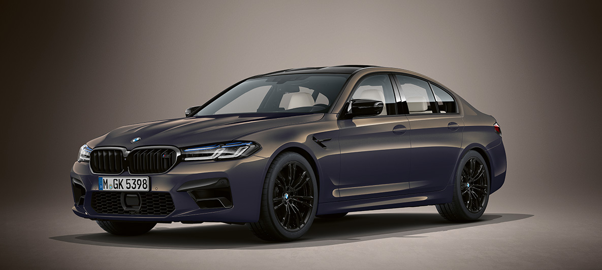 BMW Individual BMW M5 Sedaan F90 2020, Alvite Grey metallik BMW Individual BMW M5 Sedaan F90 LCI Facelift 2020, Alvite Grey metallik, kolm neljandikku eestvaade