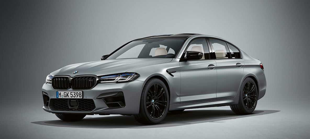 BMW Individual BMW M5 Sedaan F90 2020, Frozen Bluestone metallik BMW Individual BMW M5 Sedaan F90 LCI Facelift 2020, Frozen Bluestone metallik, kolm neljandikku eestvaade