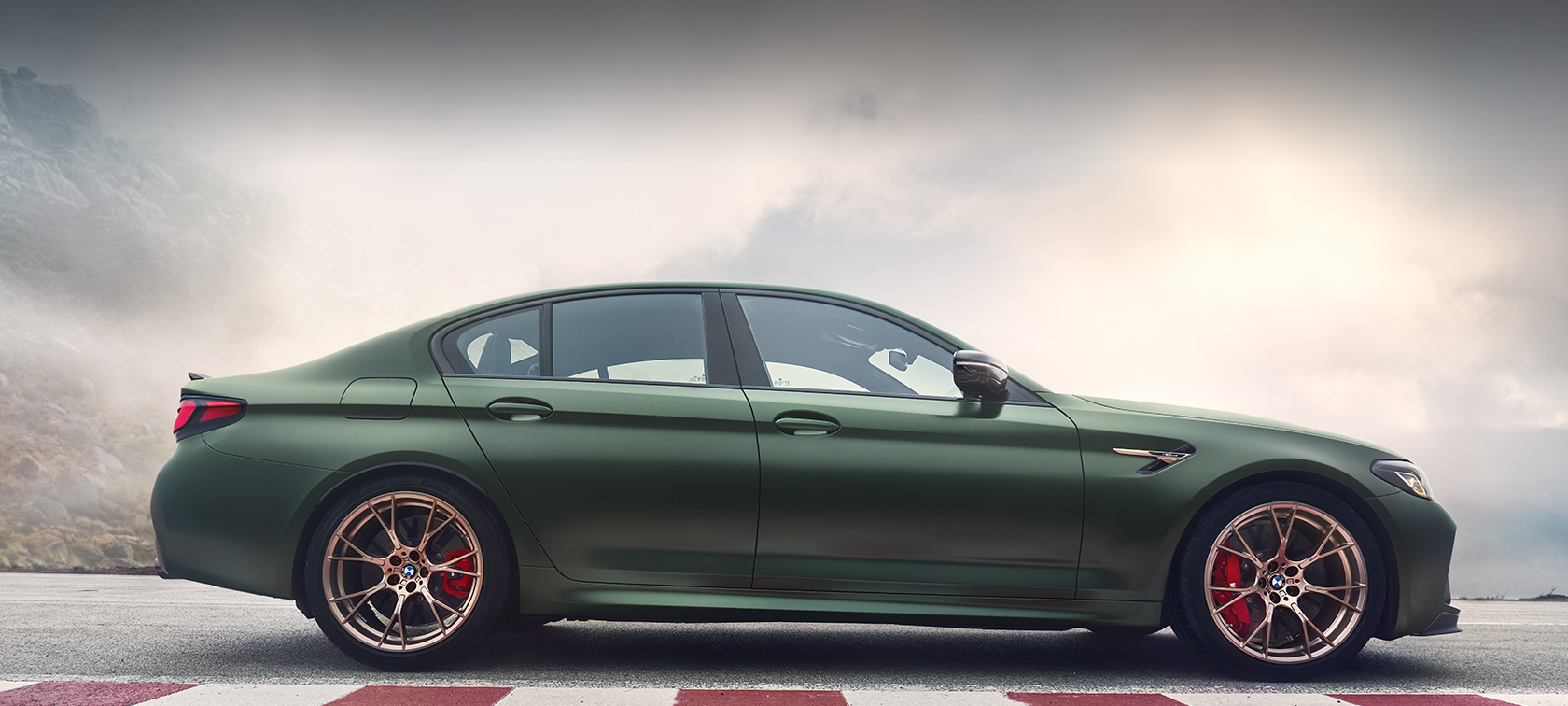 BMW M5 CS F90 2021, Frozen Deep Green metallik, kolm neljandikku eestvaade BMW M5 CS F90 2021, Frozen Deep Green metallik, kolm neljandikku eestvaade