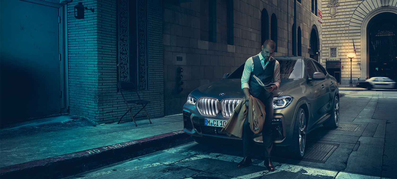 BMW X6 M50i esiosa. Mees toetumas BMW X6 M50i esiosale.